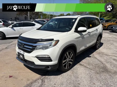 Red 2017 Honda Pilot Touring for sale in Kansas City, MO