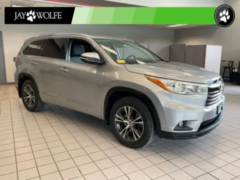 Silver 2016 Toyota Highlander XLE V6 for sale in Kansas City, MO