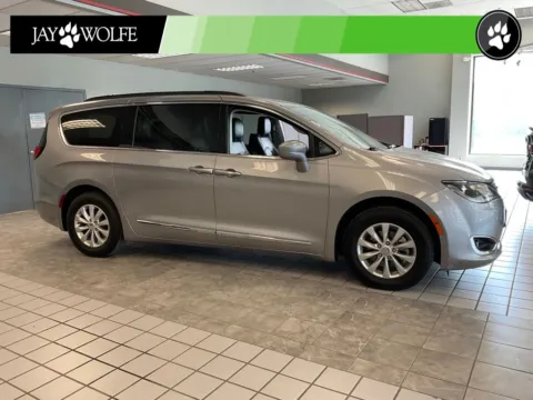 Silver 2017 Chrysler Pacifica Touring L for sale in Kansas City, MO