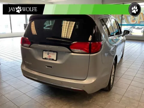 More photos of 2017 Chrysler Pacifica Touring L at Jay Wolfe Auto Outlet, MO