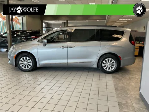 More photos of 2017 Chrysler Pacifica Touring L at Jay Wolfe Auto Outlet, MO
