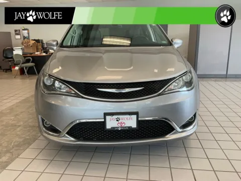 Photos of 2017 Chrysler Pacifica Touring L for sale in Kansas City, MO at Jay Wolfe Auto Outlet
