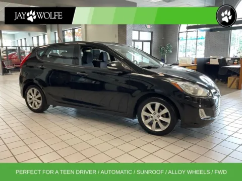 Black 2013 Hyundai Accent SE for sale in Kansas City, MO