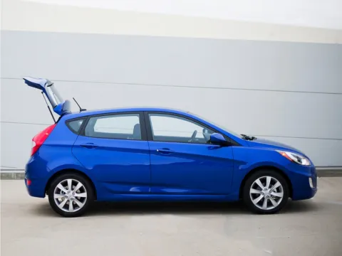 Black 2013 Hyundai Accent SE for sale in Kansas City, MO