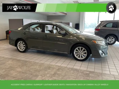 Green 2013 Toyota Camry Hybrid XLE for sale in Kansas City, MO