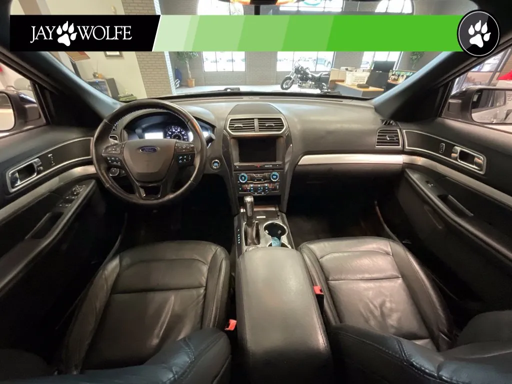 Ford Explorer photo 8