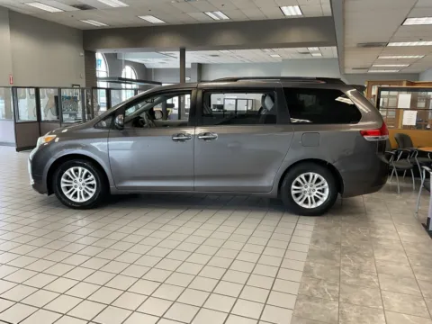 More photos of 2014 Toyota Sienna L at Jay Wolfe Auto Outlet, MO