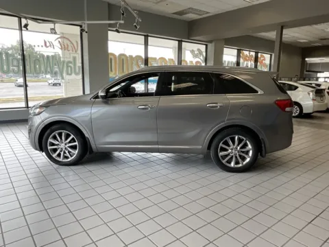 More photos of 2017 Kia Sorento SX Limited at Jay Wolfe Auto Outlet, MO