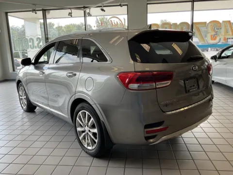More photos of 2017 Kia Sorento SX Limited at Jay Wolfe Auto Outlet, MO