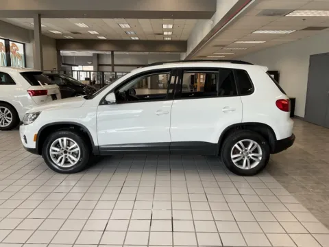 More photos of 2016 Volkswagen Tiguan S at Jay Wolfe Auto Outlet, MO