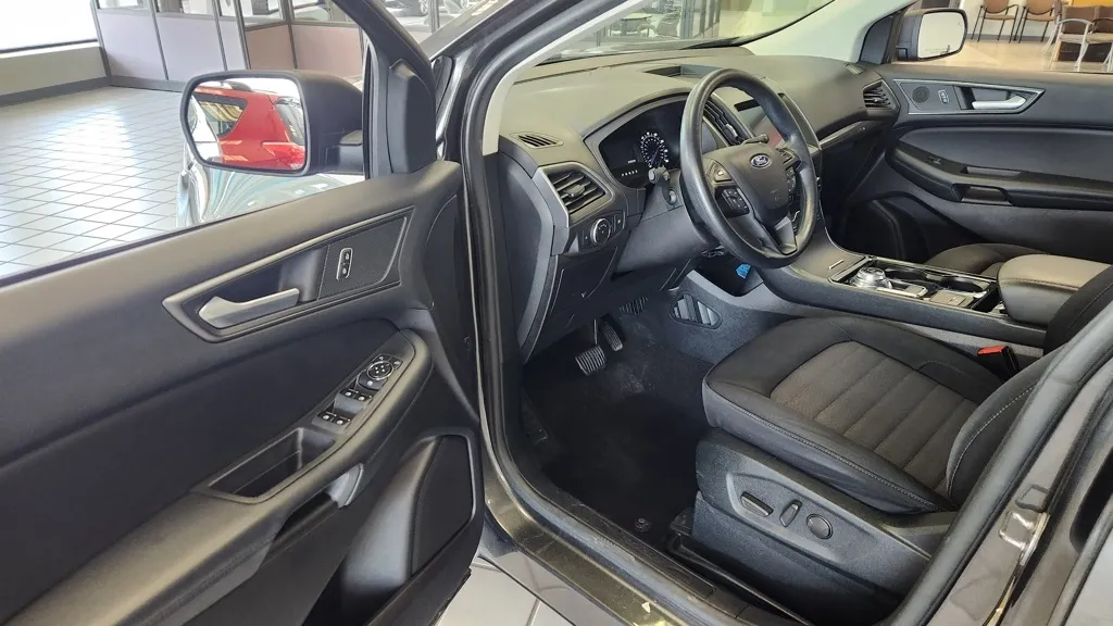 2020 Ford Edge SE photo 3