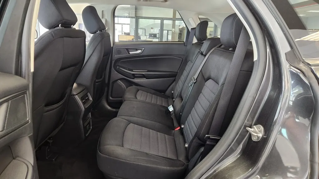 2020 Ford Edge SE photo 6