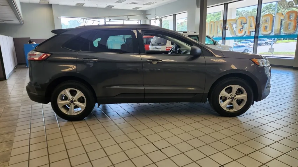 2020 Ford Edge SE photo 2