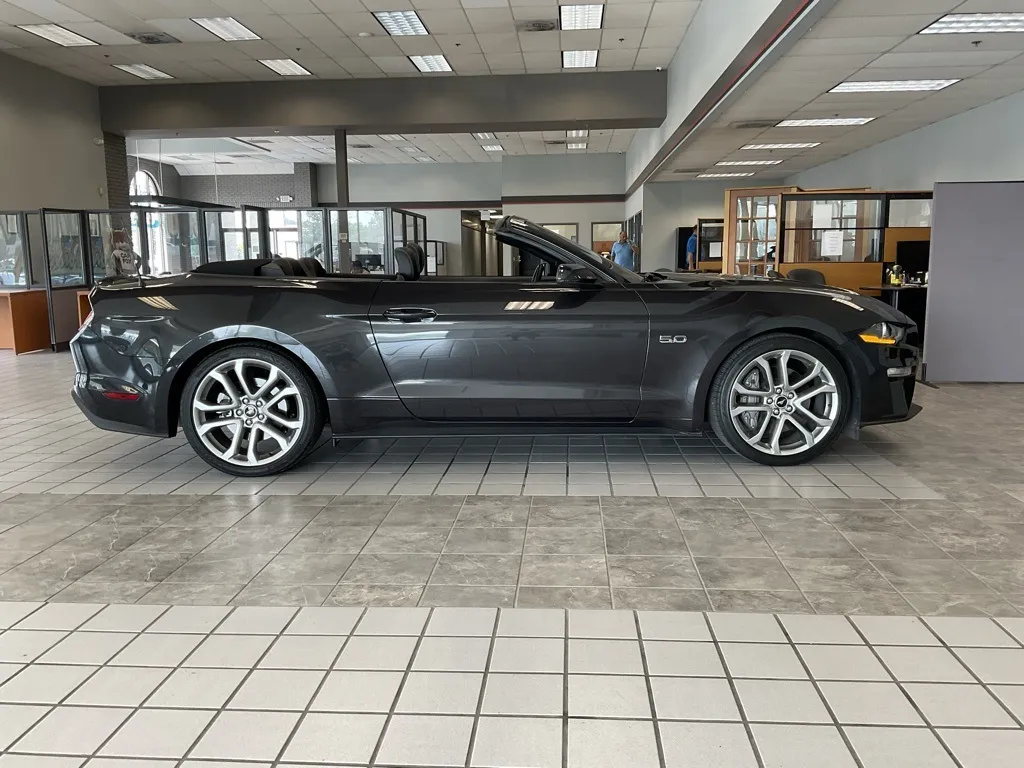 2022 Ford Mustang GT Premium photo 3
