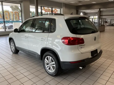 More photos of 2016 Volkswagen Tiguan S at Jay Wolfe Auto Outlet, MO