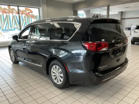 More photos of 2018 Chrysler Pacifica Touring L Plus at Jay Wolfe Auto Outlet, MO