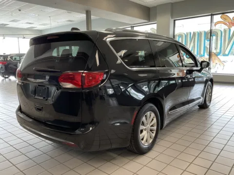 More photos of 2018 Chrysler Pacifica Touring L Plus at Jay Wolfe Auto Outlet, MO