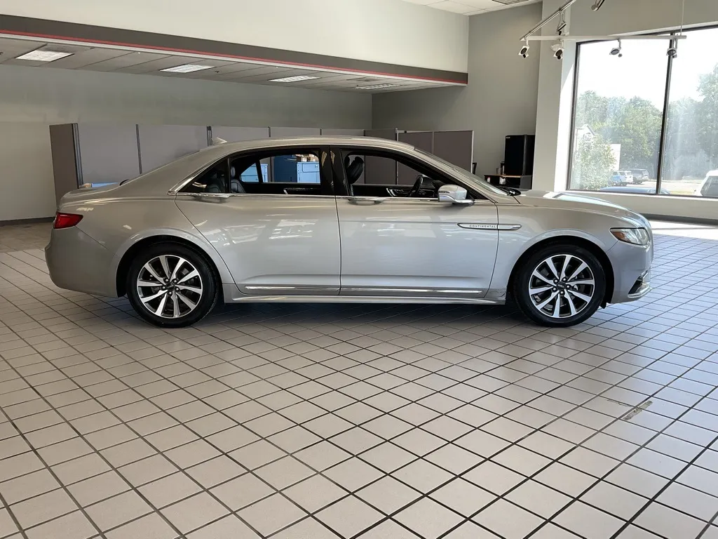 2020 Lincoln Continental Standard photo 3