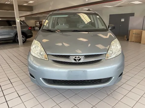 Photos of 2006 Toyota Sienna for sale in Kansas City, MO at Jay Wolfe Auto Outlet