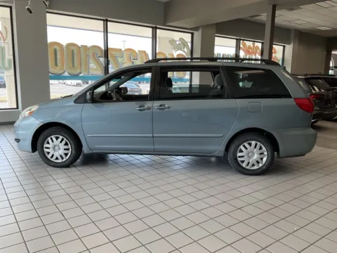 More photos of 2006 Toyota Sienna at Jay Wolfe Auto Outlet, MO