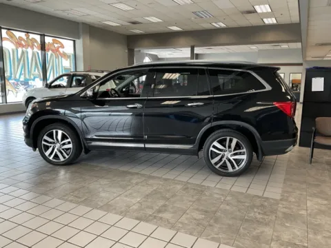 More photos of 2017 Honda Pilot Touring at Jay Wolfe Auto Outlet, MO