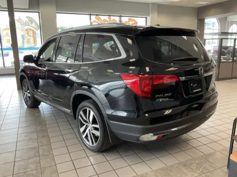 More photos of 2017 Honda Pilot Touring at Jay Wolfe Auto Outlet, MO