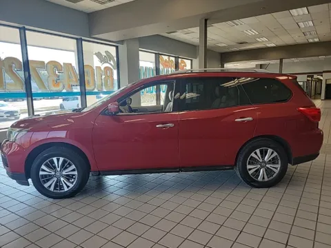 More photos of 2017 Nissan Pathfinder SL at Jay Wolfe Auto Outlet, MO
