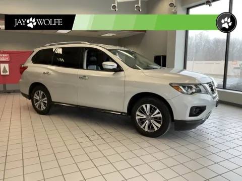 Silver 2019 Nissan Pathfinder SL for sale in Kansas City, MO