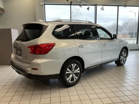 More photos of 2019 Nissan Pathfinder SL at Jay Wolfe Auto Outlet, MO