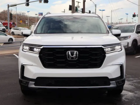 Photos of 2025 Honda Pilot Touring for sale in Kansas City, MO at Jay Wolfe Honda