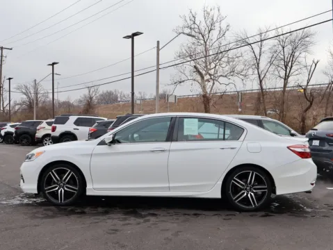 More photos of 2017 Honda Accord Sedan Sport SE at Jay Wolfe Honda, MO