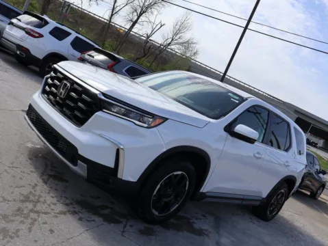 Another view of 2025 Honda Pilot EX-L for sale in Kansas City, MO at Jay Wolfe Honda