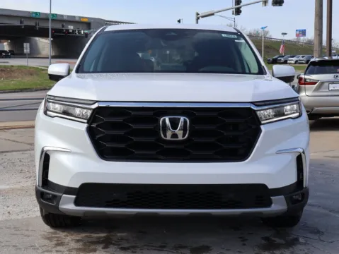 Photos of 2025 Honda Pilot EX-L for sale in Kansas City, MO at Jay Wolfe Honda