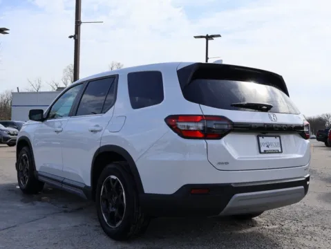 More photos of 2025 Honda Pilot EX-L at Jay Wolfe Honda, MO