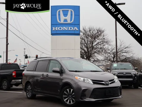 Gray 2020 Toyota Sienna LE for sale in Kansas City, MO
