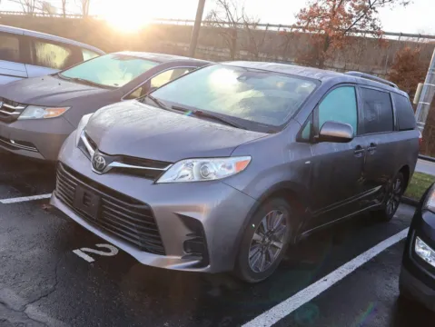 More photos of 2020 Toyota Sienna LE at Jay Wolfe Honda, MO