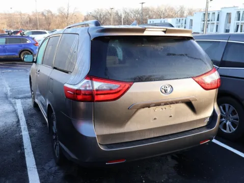 More photos of 2020 Toyota Sienna LE at Jay Wolfe Honda, MO