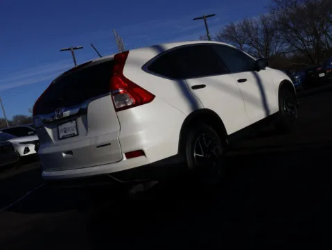 More photos of 2016 Honda CR-V SE at Jay Wolfe Honda, MO