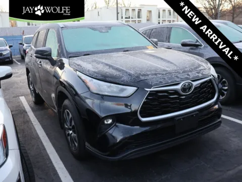 Black 2020 Toyota Highlander XLE for sale in Kansas City, MO