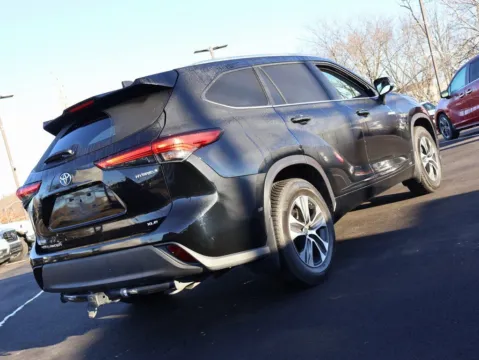 More photos of 2020 Toyota Highlander Hybrid XLE at Jay Wolfe Honda, MO