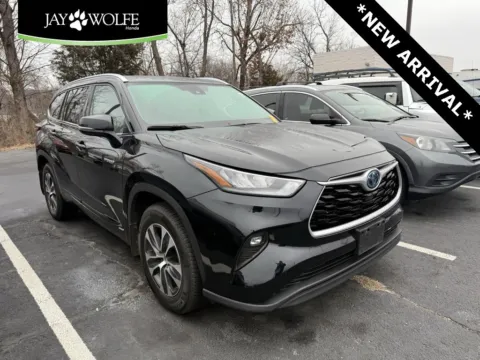 Black 2020 Toyota Highlander Hybrid XLE for sale in Kansas City, MO