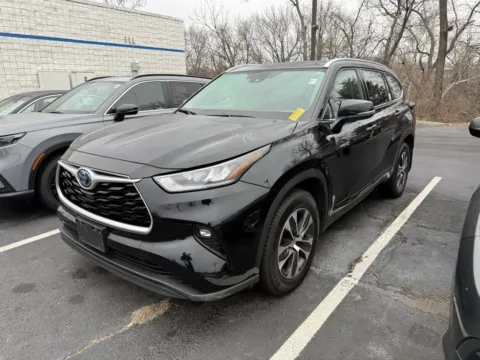 Another view of 2020 Toyota Highlander Hybrid XLE for sale in Kansas City, MO at Jay Wolfe Honda