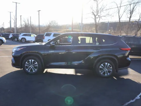 Photos of 2020 Toyota Highlander Hybrid XLE for sale in Kansas City, MO at Jay Wolfe Honda