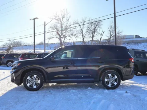 More photos of 2023 Honda Pilot EX-L 8 Passenger at Jay Wolfe Honda, MO