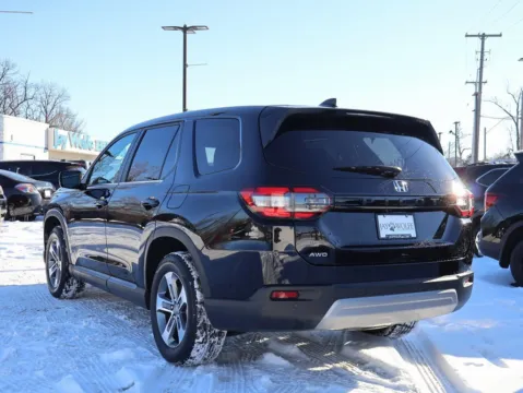 More photos of 2023 Honda Pilot EX-L 8 Passenger at Jay Wolfe Honda, MO