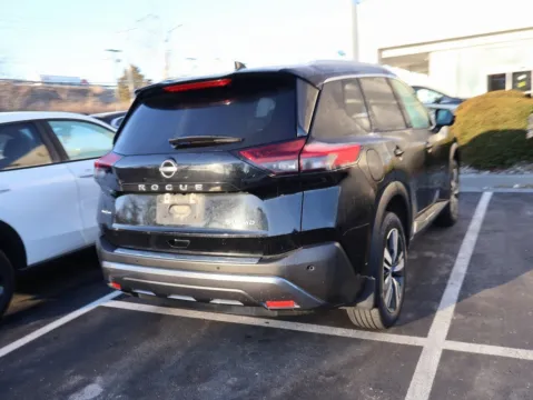 More photos of 2023 Nissan Rogue SL at Jay Wolfe Honda, MO
