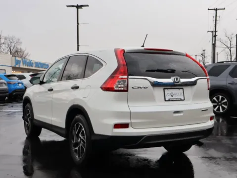 More photos of 2016 Honda CR-V SE at Jay Wolfe Honda, MO
