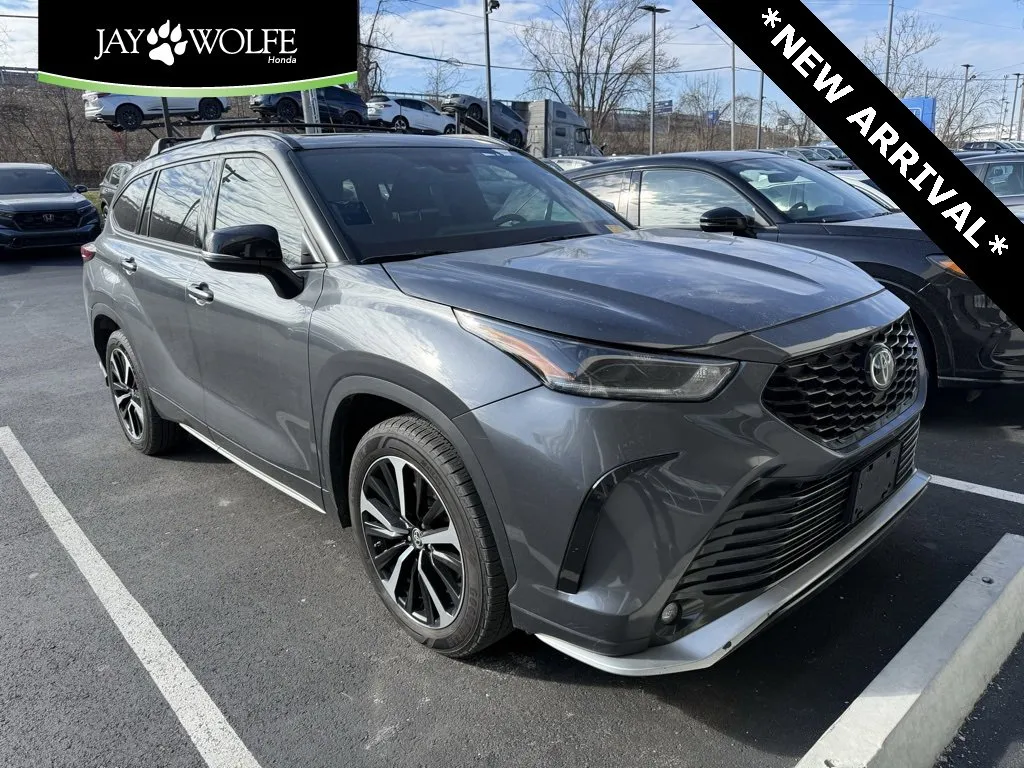 Gray 2021 Toyota Highlander XSE for sale in Kansas City, MO