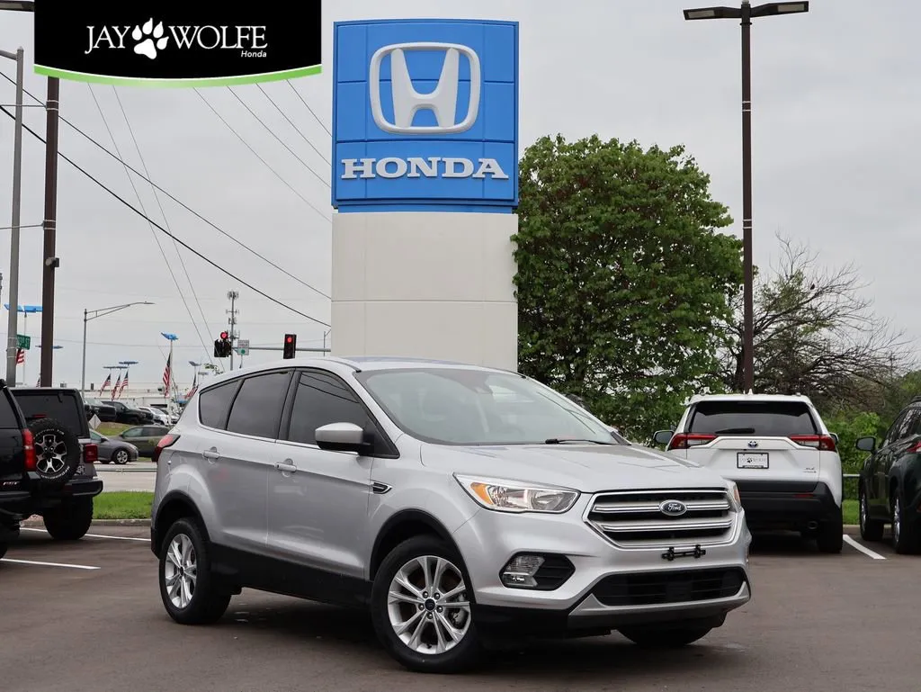 Used 2019 Ford Escape SE with VIN 1FMCU0GD9KUC53593 for sale in Kansas City