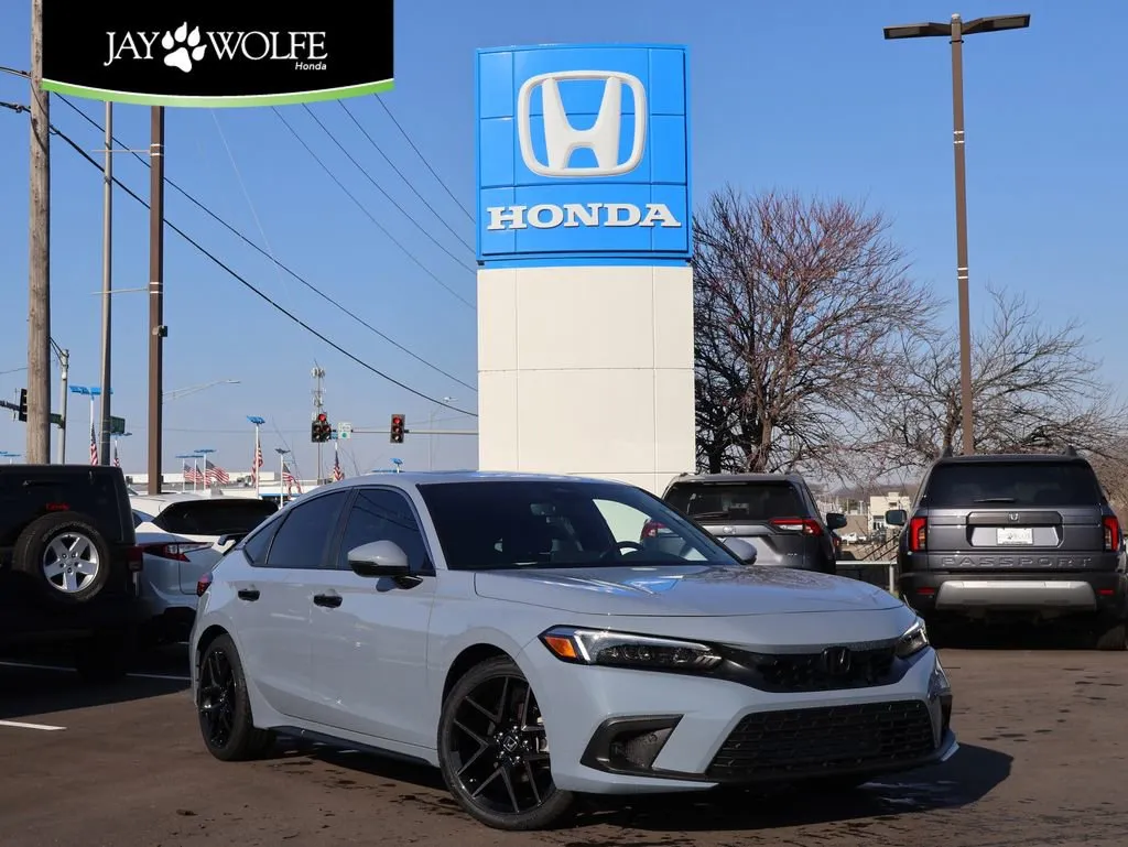 Used 2024 Honda Civic Hatchback Sport Touring with VIN 19XFL1H87RE028450 for sale in Kansas City
